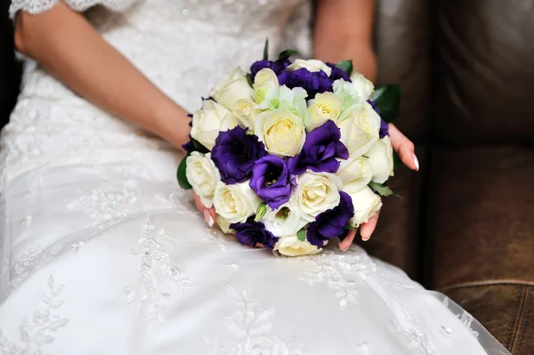 Bride hold beautiful wedding bouquet — Stock Photo, Image