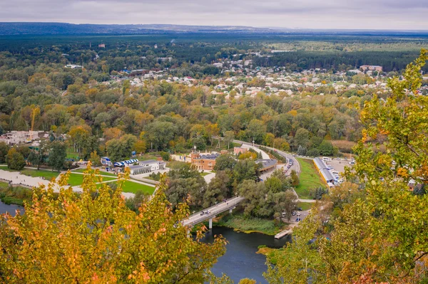 Piękne miasto jesień z rzeki. Svyatogorsk. Ukraina — Zdjęcie stockowe