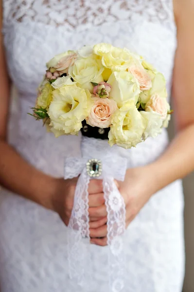 La mariée tient un bouquet à la main — Photo