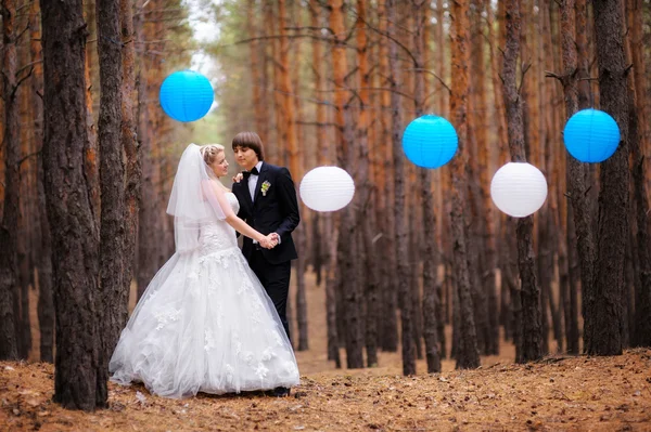 Noiva feliz e noivo andando na floresta de outono — Fotografia de Stock
