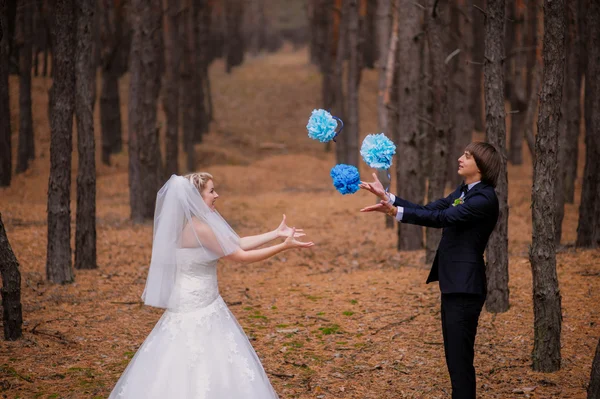 Happy bride and groom walking in the autumn forest — Stock Photo, Image