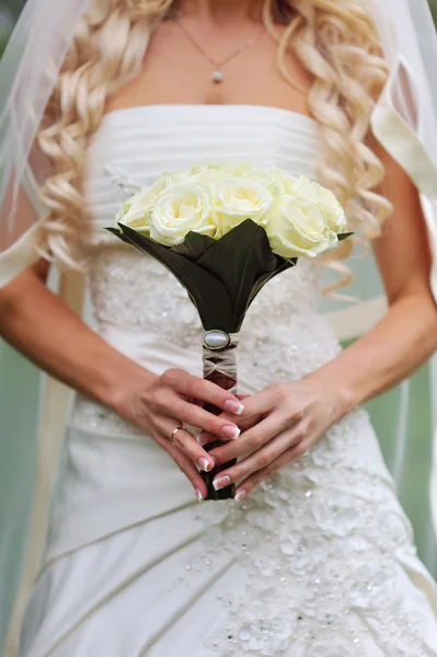Bruid houdt een boeket in de hand — Stockfoto