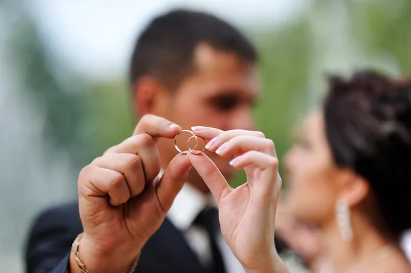 Невеста и жених держатся за руки в кольце — стоковое фото