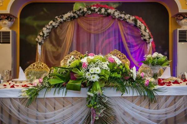 Noiva mesa de casamento lindamente decorado e noivo — Fotografia de Stock