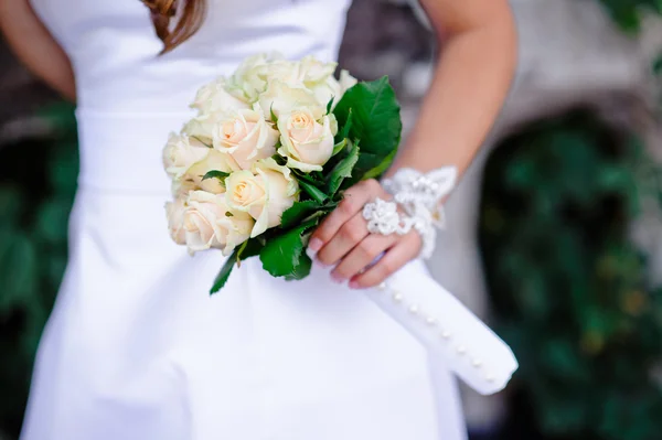 Bruiloft boeket door de handen van de bruid — Stockfoto
