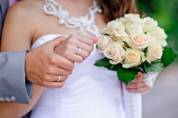 Eller ve yüzük ve düğün buketi — Stok fotoğraf