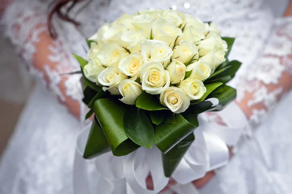 Svatební kytice z rukou nevěsty — Stock fotografie