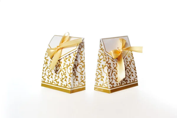 Белая подарочная коробка с золотой лентой на белом фоне — стоковое фото