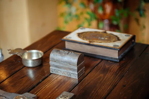 Крест и библия на деревянном столе — стоковое фото