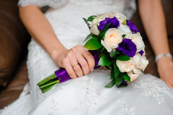 Prachtige bruiloft boeket in handen van de bruid — Stockfoto
