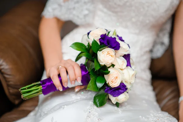 Gyönyörű esküvői csokor a menyasszony kezében. — Stock Fotó