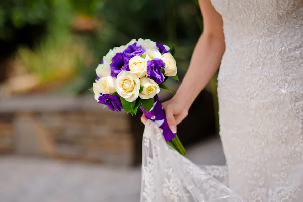 Bello mazzo nuziale in mani della sposa — Foto Stock