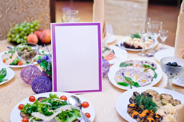 Mesa de boda decorada en el restaurante — Foto de Stock