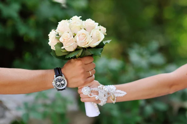 Жених дарит невесте букет роз — стоковое фото