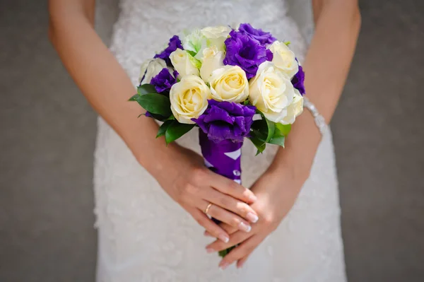 Belo buquê de casamento em mãos da noiva — Fotografia de Stock