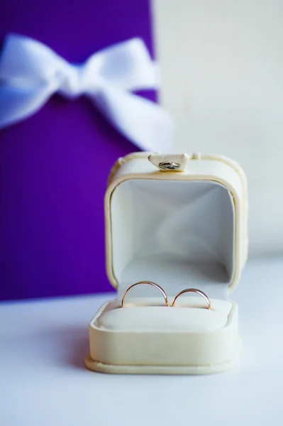 White box for rings and rings — Stock Photo, Image