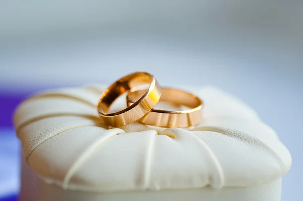 Gold wedding rings on the pincushion — Stock Photo, Image