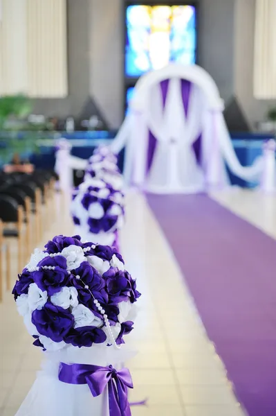 Bröllop arch och blommor i kyrkan — Stockfoto