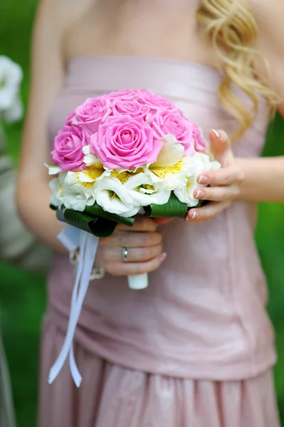 Dama de honra segurando um lindo buquê de casamento — Fotografia de Stock