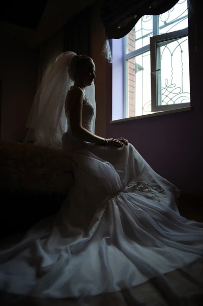 年轻的美丽新娘等待新郎靠近窗户 — 图库照片
