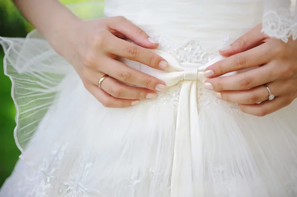 Braut ein Hochzeitskleid einen Bogen festzuhalten新娘婚纱礼服紧握着一张弓 — 图库照片