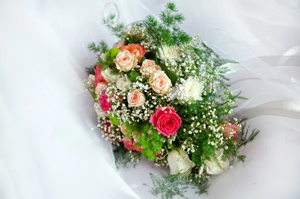 Beautiful wedding bouquet on a white background — Stock Photo, Image