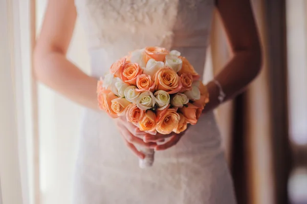 Bruid houden een bruiloft boeket met witte en roze rozen — Stockfoto