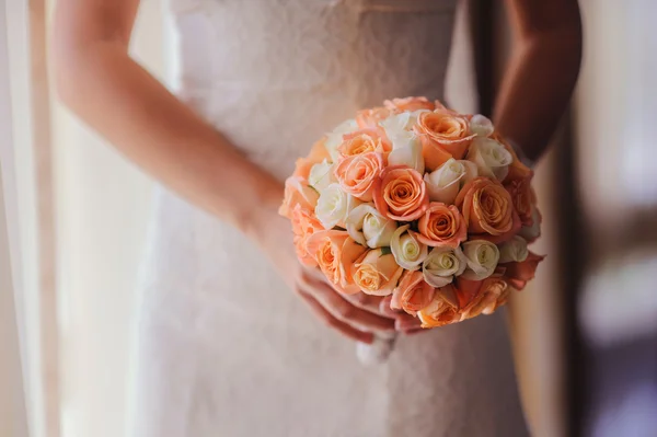 Novia sosteniendo un ramo de boda con rosas blancas y rosadas — Foto de Stock