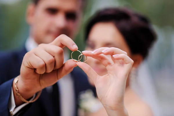 Gelin ve damat bir ringde elele — Stok fotoğraf