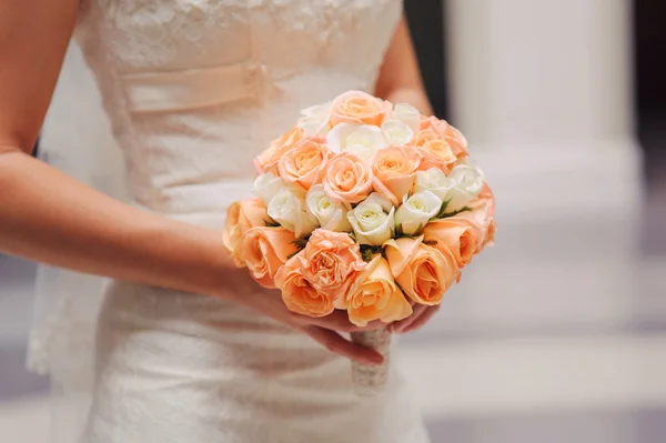 Bruid houden een bruiloft boeket met witte en roze rozen — Stockfoto