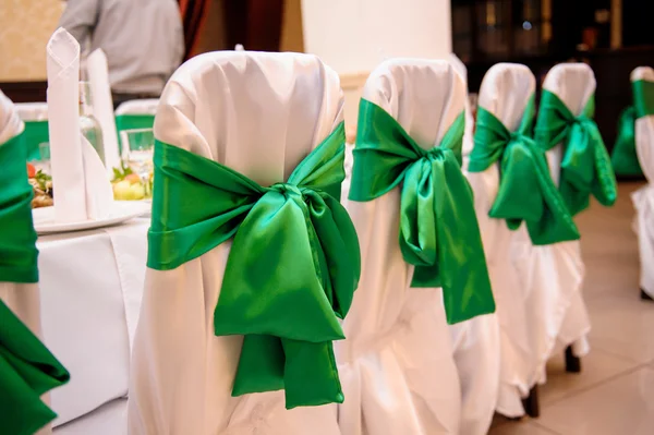 Свадебный стул украшен зеленым цветом и цветами — стоковое фото