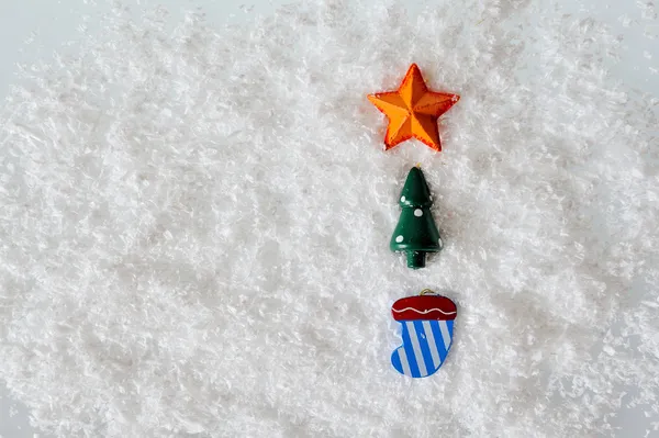 雪の白い背景の上のクリスマスのおもちゃ — ストック写真
