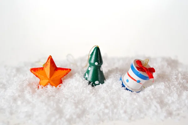 Árbol de estrellas y regalo en la nieve — Foto de Stock
