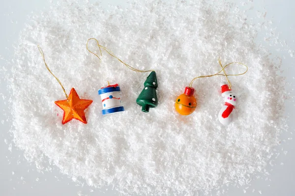 Kar üstünde Noel oyuncaklar — Stok fotoğraf