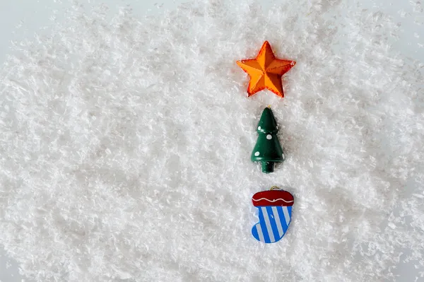 kar beyaz arka plan üzerinde Noel oyuncaklar