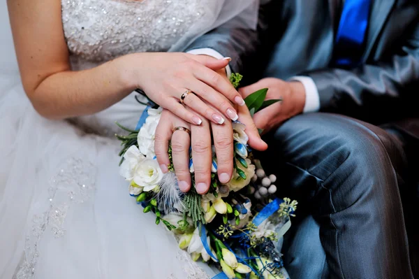 Mains sur le bouquet de mariage — Photo