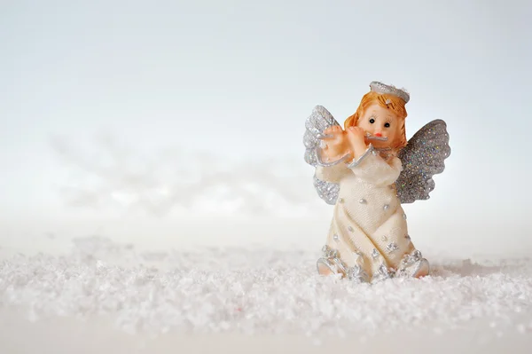 Anjo de Natal e neve no fundo branco — Fotografia de Stock