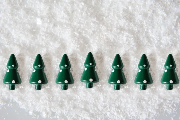 Árboles de Navidad en miniatura sobre nieve — Foto de Stock