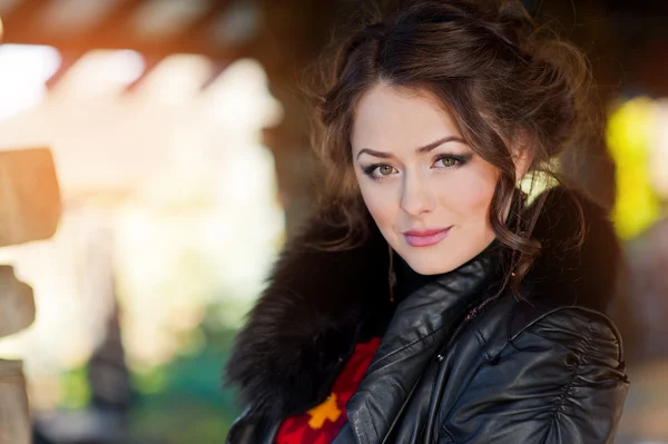 Portrait of a beautiful young brunette woman on blue background. — Stock Photo, Image