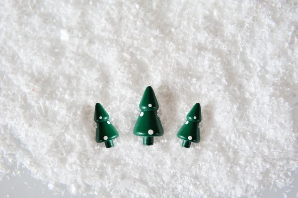 Trzy miniaturowe choinki na śniegu — Zdjęcie stockowe