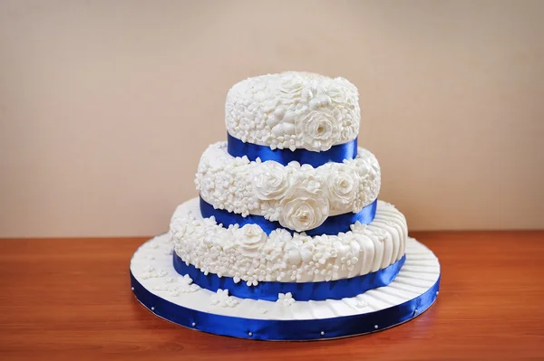 Gâteau de célébration de mariage à plusieurs niveaux avec des fleurs de sucre — Photo