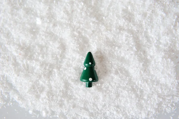 Árbol de Navidad en miniatura sobre nieve — Foto de Stock