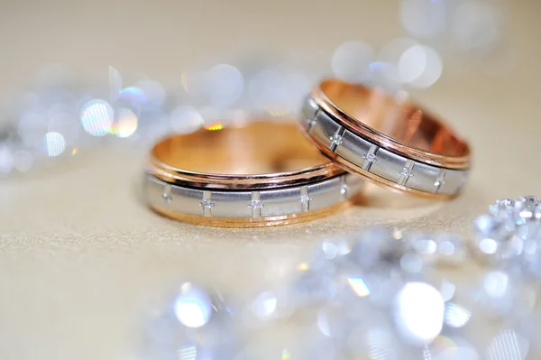 Anillos de boda de oro en la mesa — Foto de Stock