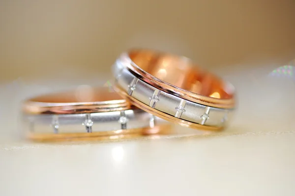 Anillos de boda de oro en la mesa —  Fotos de Stock