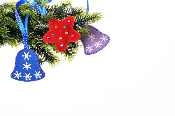 Jul bakgrund med julgran och leksaker klockor — Stockfoto