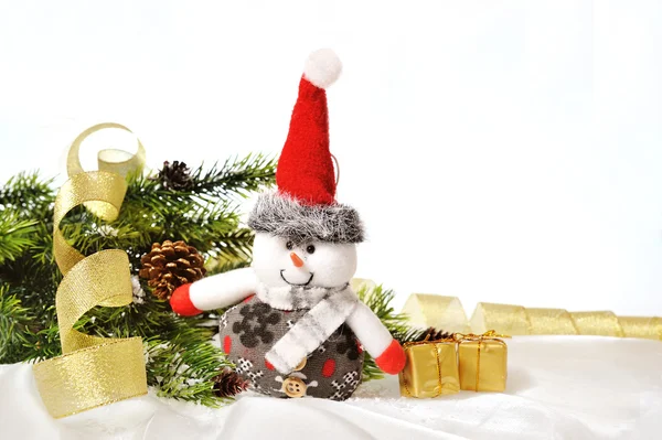 Schneemann sitzt auf Geschenkbox — Stockfoto