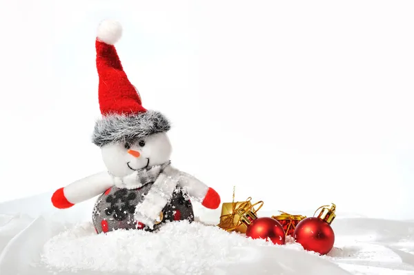 Boneco de neve com presentes na neve — Fotografia de Stock
