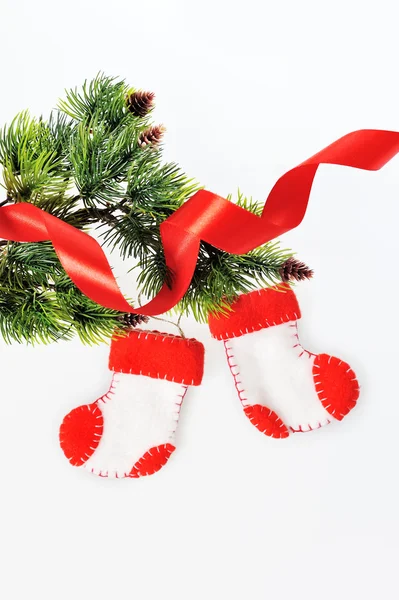 Deux bottes de Père Noël sur l'arbre de Noël et le ruban — Photo