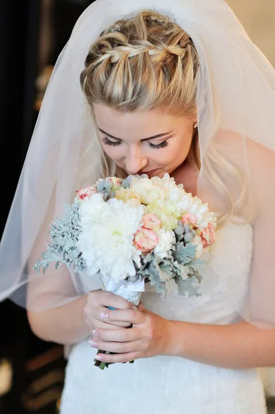Glückliche Braut duftenden Brautstrauß — Stockfoto