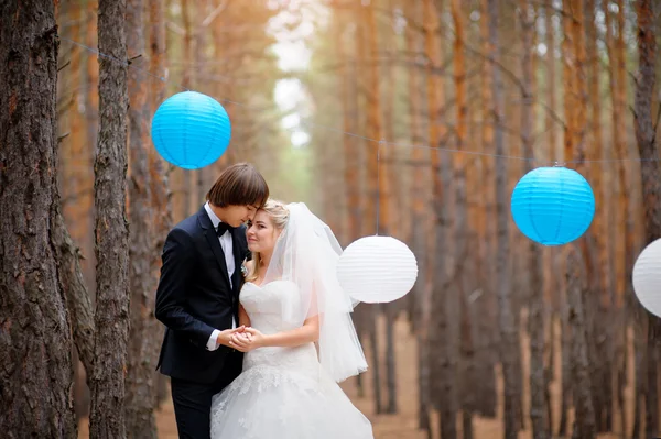 Novia y novio en el bosque decorado — Foto de Stock